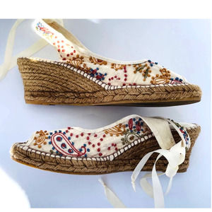 Perfect summer shoes! Eric Michaels Embroidered cream espadrilles w ribbon tie